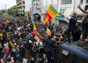 محتجون يقتحمون المقر الخاص لرئيس وزراء سريلانكا ويضرمون النار به
