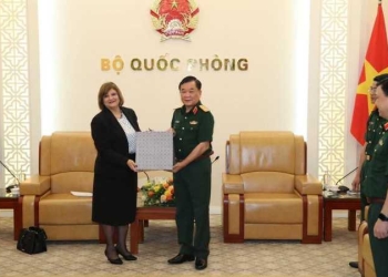 السفيرة المصرية تلتقي نائب وزير الدفاع الفيتنامي في هانوى