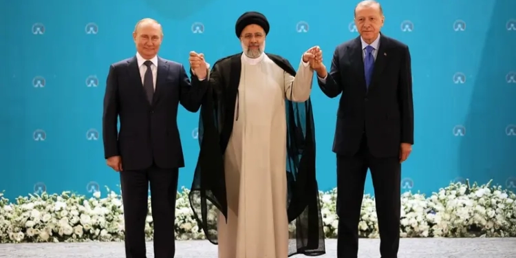 الرئيس الروسي فلاديمير بوتين والرئيس الإيراني إبراهيم رئيسي والرئيس التركي رجب طيب أردوغان في صورة قبل اجتماع ثلاثي حول سوريا في طهران