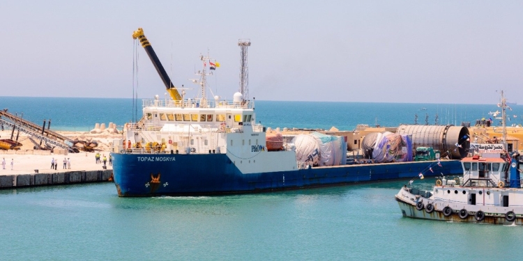 ميناء العريش يستقبل أول سفينة معدات للمحطة الكهربائية بشمال سيناء
