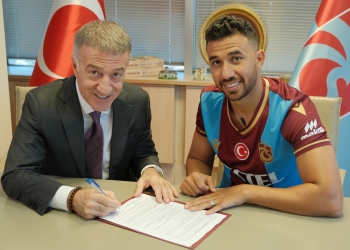 تريزيجيه يوقع عقد انتقاله لنادي طرابزون التركي "شاهد" 1