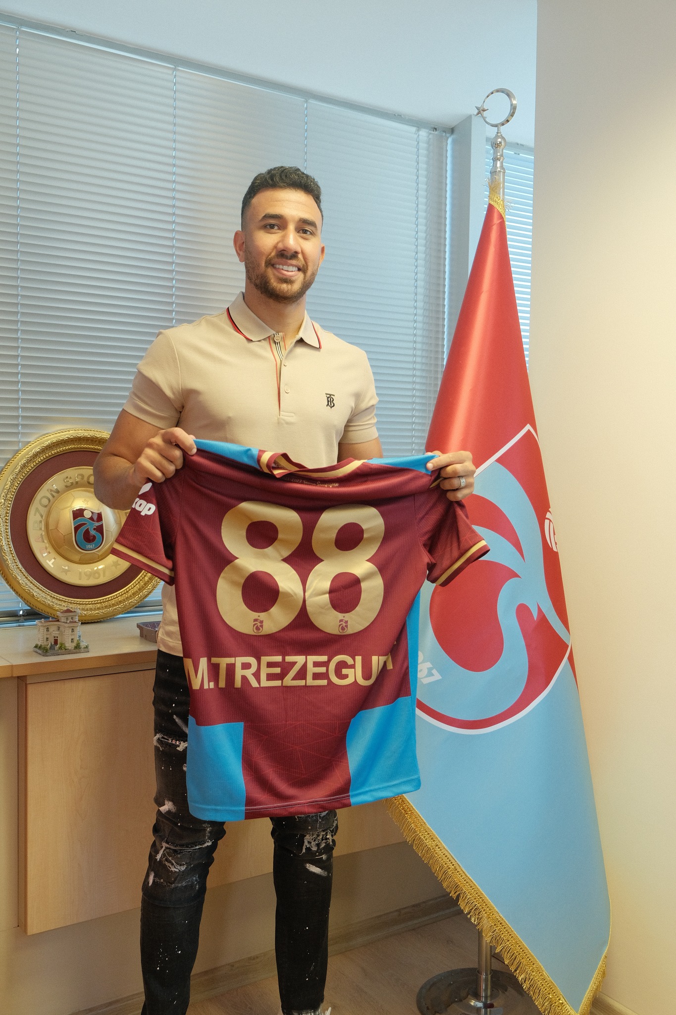 تريزيجيه يوقع عقد انتقاله لنادي طرابزون التركي "شاهد" 2