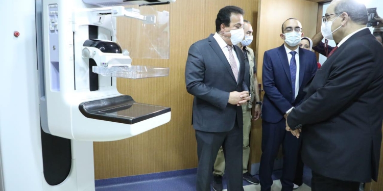 وزير الصحة يتفقد مستشفى أورام الإسماعيلية ويشيد بمستوى الخدمات الصحية