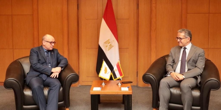 السفير القُبرصي يودع مصر بـ زيارة لـ المتحف القومي بعد انتهاء فترة عملة بـ القاهرة