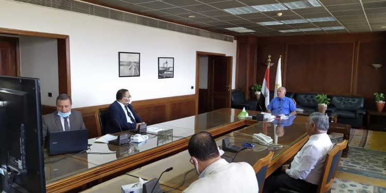 وزير الري يستعرض الموقف التنفيذى لمشروع قناطر ديروط الجديدة