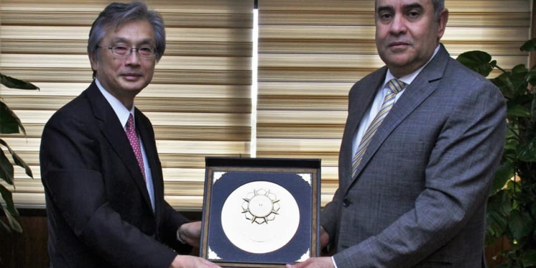 وزير الطيران يبحث مع سفير اليابان بمصر تعزيز التعاون فى مجال النقل الجوي