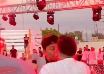 عمر كمال يشعل السوشيال ميديا بسبب «قبلة» لـ عبد الباسط |فيديو