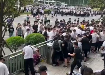 شاهد.. مواجهات في الصين بين الشرطة ومحتجين لا يستطيعون استرداد أموالهم من البنوك 1