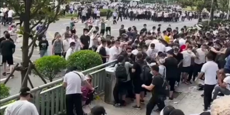 شاهد.. مواجهات في الصين بين الشرطة ومحتجين لا يستطيعون استرداد أموالهم من البنوك 1