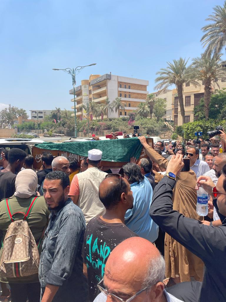 من الكوافير للمدفن.. لحظة خروج جُثمان المذيعة المشاغبة شيماء جمال من مسجد السيدة نفيسة 3
