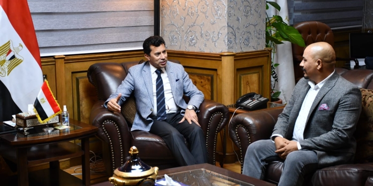 وزير الرياضة يلتقى محمود عبد الحميد للتعرف على استعداداته لتسجيل رقم قياسي بموسوعة جينيس 1