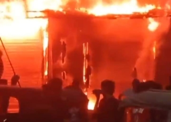 نشوب حريق داخل محل في سوق حلوان 1