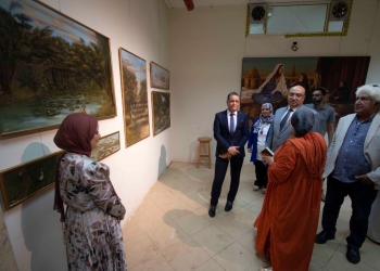 نائب رئيس جامعة المنصورة يتفقد معرض مشروعات تخرج الدفعة الرابعة بكلية الفنون الجميلة 5