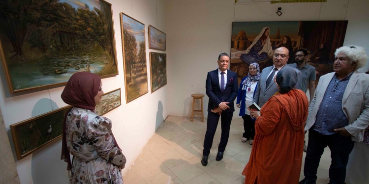 نائب رئيس جامعة المنصورة يتفقد معرض مشروعات تخرج الدفعة الرابعة بكلية الفنون الجميلة 1
