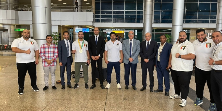 وزير الرياضة يتواصل مع بعثة السومو خلال استقبالهم الرسمي بمطار القاهرة  1