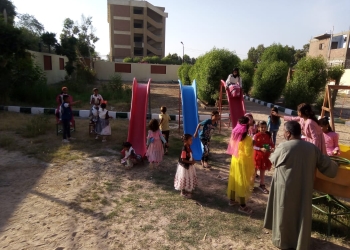 إقبال الأطفال على الملاهي والألعاب في اليوم الأول للعيد بسوهاج
