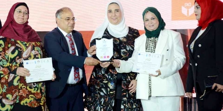 محافظ سوهاج يهنئ التضامن لحصولها على المركز الأول ضمن فعاليات حملة «بالوعي مصر بتتغير للأفضل»