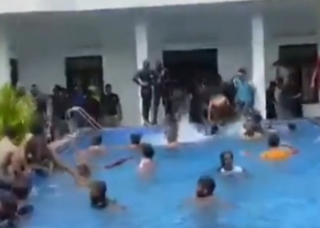 المحتجون في سريلانكا يأخذون قسطًا من الراحة في حمام سباحة رئيس البلاد