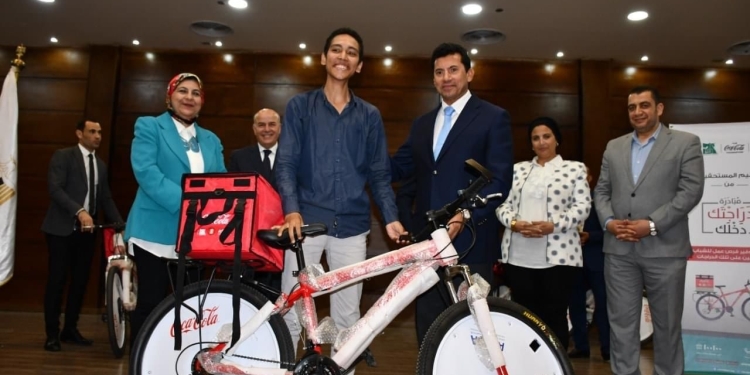 وزير الشباب والرياضة يسلم الدفعة الثانية من مبادرة "دراجتك دخلك" 1