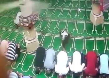 أثناء صلاة الظهر.. فيديو يرصد سرقة هاتف من داخل مسجد أبو الهنا فى شبرا الخيمة 4