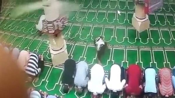 أثناء صلاة الظهر.. فيديو يرصد سرقة هاتف من داخل مسجد أبو الهنا فى شبرا الخيمة 1