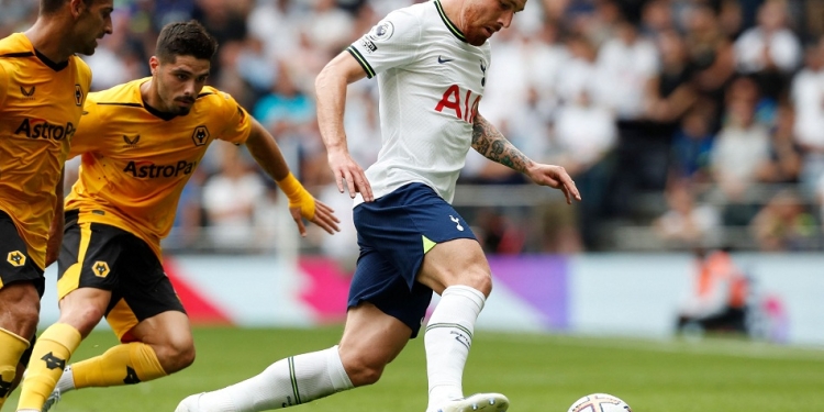 Tottenham Hotspur's Danish midfielder Pierre-Emile Hojbjerg (R) runs with the ball during the English Premier League football match between Tottenham Hotspur and Wolverhampton Wanderers at Tottenham Hotspur Stadium in London, on August 20, 2022. (Photo by Ian Kington / AFP) / RESTRICTED TO EDITORIAL USE. No use with unauthorized audio, video, data, fixture lists, club/league logos or 'live' services. Online in-match use limited to 120 images. An additional 40 images may be used in extra time. No video emulation. Social media in-match use limited to 120 images. An additional 40 images may be used in extra time. No use in betting publications, games or single club/league/player publications. /