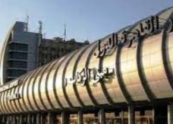 جمارك مطار القاهرة تضبط محاولة تهريب خنجر وطبنجة بالخزنة