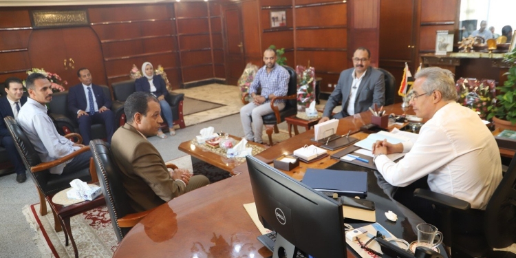 وزير القوى العاملة يلتقى أعضاء اللجنة النقابية للعاملين بديوان عام الوزارة