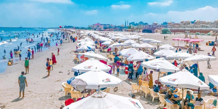 شاطىء بورسعيد يستقبل الٱلأف من الزائرين للاستمتاع بالأجواء الصيفية للمحافظة