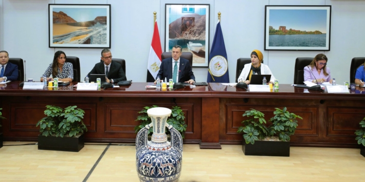 أحمد عيسى يتابع الاستعدادات السياحية لاستضافة مصر لمؤتمر "COP 27 "