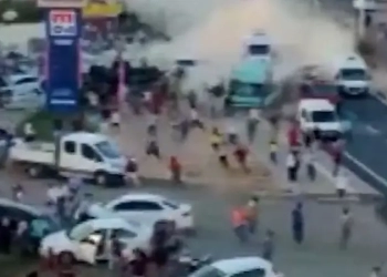 حادث مروع يهز تركيا.. شاحنة تدهس حشدًا في تركيا وتخلف 16 قتيلًا| فيديو