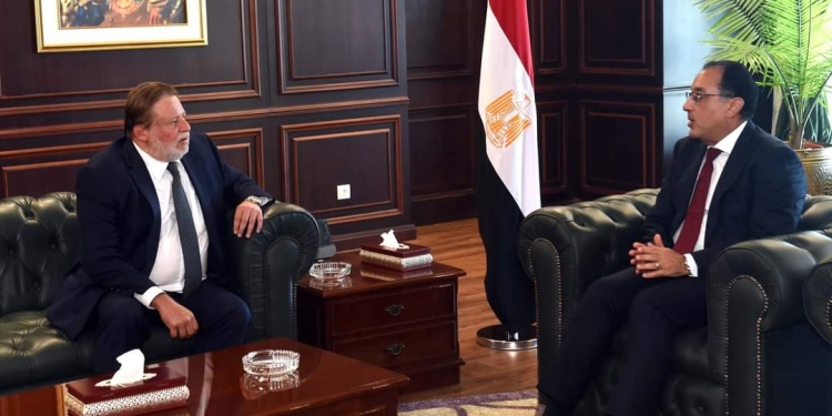 مدبولي يخبر مخافظ المركزي الجديد أن مصر تعطي الأولوية للاستقرار الاقتصادي وتخفيف تأثير الأزمة العالمية