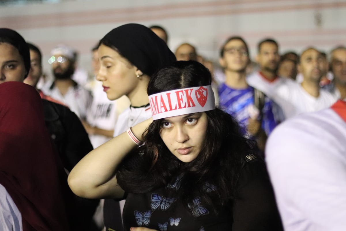 بالشماريخ وعلم فلسطين احتفالات عارمة لـ جماهير الزمالك بعد الفوز بالدوري | صور وفيديو 7