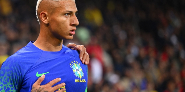 فيفا يدعم مهاجم البرازيل بعد تعرضه للعنصرية في مباراة تونس 1