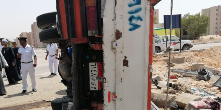 إصابة 12 عامل في انقلاب سيارة على طريق أسيوط الغربي