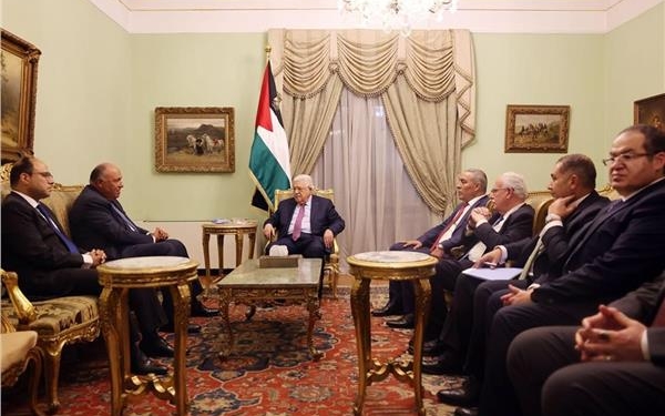 الرئيس الفلسطيني يطلع شكري على الأوضاع الصعبة في فلسطين