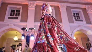 السفارة البريطانية بـ القاهرة تكشف تفاصيل احتفالها بـ الفستان الأحمر.. تفاصيل مثيرة