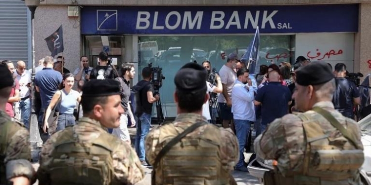 عاجل| اقتحام 9 بنوك خلال 48 ساعة في لبنان.. فيديو 1