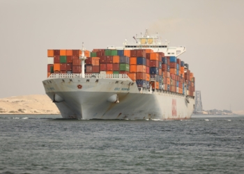 قناة السويس تشهد عبور 57 سفينة من الاتجاهين بحمولات 3.4مليون طن