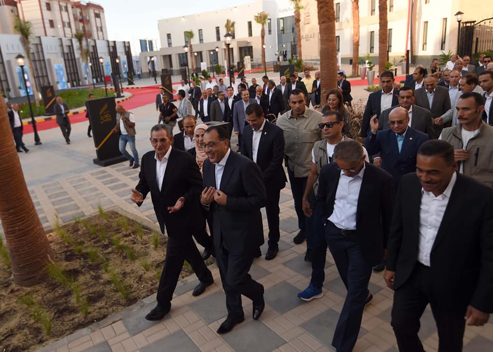 مدبولي يؤكد اهتمام الرئيس بالمشروعات الخدمية والتنموية التي ينفذها صندوق تحيا مصر 2
