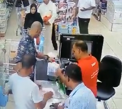 القبض على عسكري بالجيش الكويتي يعتدي على المواطنين| فيديو