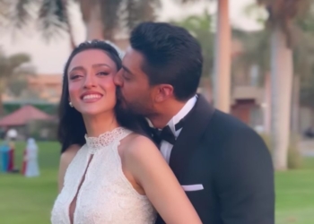 قُبلة ساخنة من إسلام جمال لعروسته في حفل زفافهما |فيديو