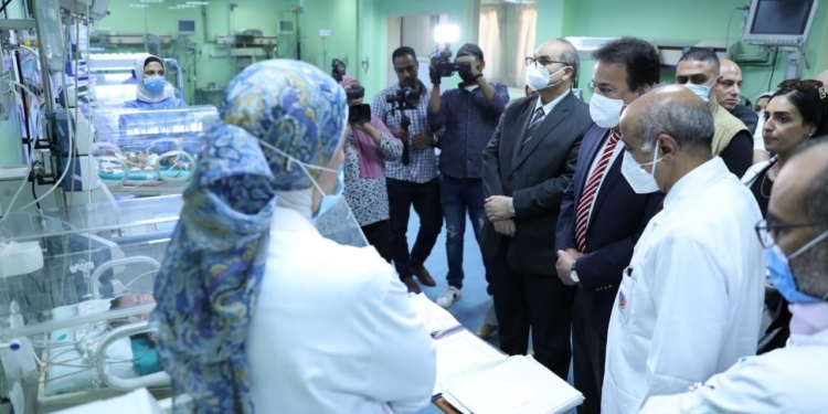 وزير الصحة يتفقد معهد القلب القومي ويوجه بتوقيع بروتوكولات لتدريب الفرق الطبية