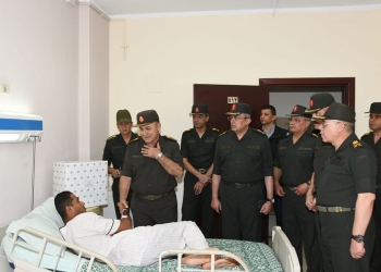 عاجل | رئيس أركان حرب القوات المسلحة يزور مصابى العمليات الحربية بالمجمع الطبى 5