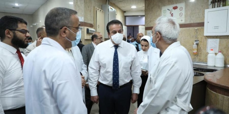 وزير الصحة يوجه بسرعة إمداد مستشفى أسيوط العام بجهاز أشعة مقطعية جديد 1