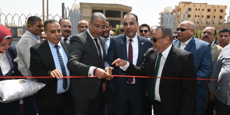 محافظ الفيوم يفتتح فرع البنك الأهلي المصري الجديد