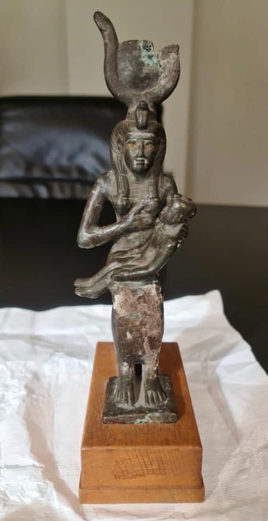 تمثال أثري للمعبودة إيزيس تحمل حورس
