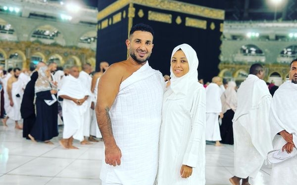 «اللهم تقبل».. أحمد سعد يؤدى مناسك العمرة برفقة زوجته.. صور