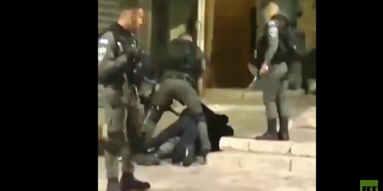 شاب فلسطيني يطرح جنديا إسرائيليا أرضا ورفاقه يفشلون في تخليصه (فيديو) 1