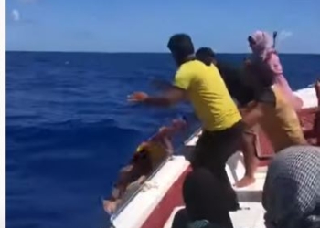 شاهد.. أب سوري يلقي طفله في البحر بعد وفاته عطشا على متن مركب للهجرة غير الشرعية 1